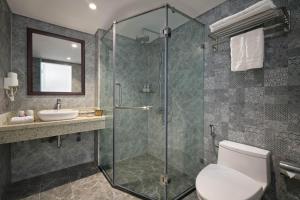 Koupelna v ubytování Bonsella Hotel