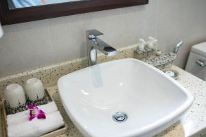 Koupelna v ubytování Bonsella Hotel