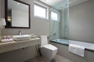 Koupelna v ubytování Bonsella Hotel