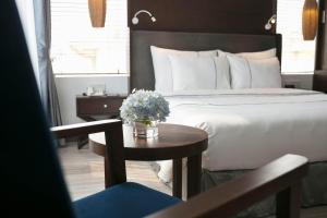 Postel nebo postele na pokoji v ubytování Bonsella Hotel