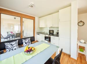 una cocina con mesa y un bol de fruta en Ferienwohnung Freiraum en Bernkastel-Kues