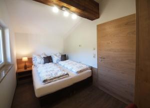 een kleine slaapkamer met een bed en een deur bij Unterhofgut in Goldegg