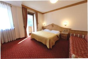 Postel nebo postele na pokoji v ubytování Ariston Lake View Hotel