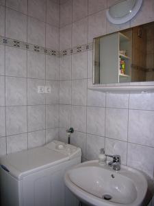 ヘーヴィーズにあるChristian Apartmanのバスルーム(洗面台、トイレ、鏡付)