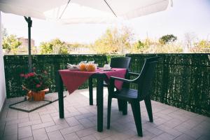 a table with a pink table cloth on a patio at Alba Magica in Agerola