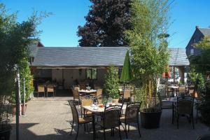 een patio met tafels, stoelen en bomen bij Landgasthof Zur Post in Zilshausen