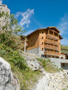 un bâtiment sur le côté d'une montagne dans l'établissement CGH Résidences & Spas Le Télémark, à Tignes