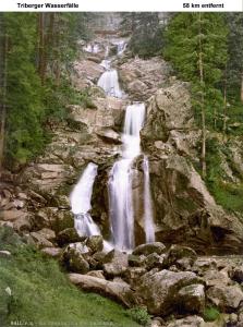 una cascada en medio de un río rocoso en Appartment am Waldmattensee, en Lahr