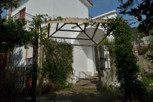 una entrada a una casa con un arco en Il Giardino del Sole, en Roccarainola