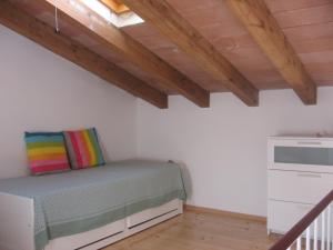 ポルトフェッラーイオにあるSansoneの木製の天井の客室で、ベッドルーム1室(ベッド1台付)