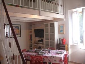 A television and/or entertainment centre at Sansone