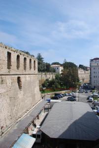 vista su un parcheggio accanto a un muro di La Fortezza a Crotone