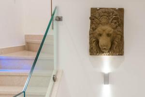 una foto de una cabeza de león en una pared en Hotel Filù, en Venecia