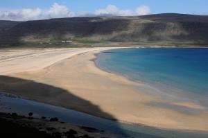 een luchtzicht op een strand met de oceaan bij Hotel Latrabjarg in Hnjótur