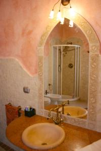 Koupelna v ubytování Casa Rolu + 24 fotografií