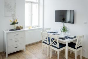 TV a/nebo společenská místnost v ubytování Penzion Apartmány Hradební