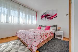 Un pat sau paturi într-o cameră la Rooms Alijev