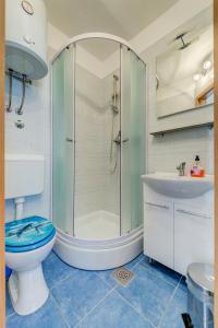 y baño con ducha, aseo y lavamanos. en Rooms Alijev, en Split