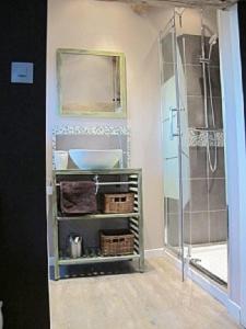 VarennesにあるLe four à painのバスルーム(シャワー、洗面台、ガラスドア付)