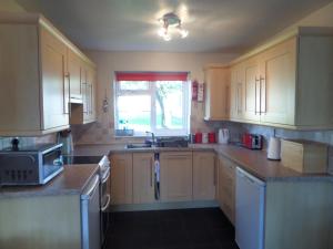 Кухня или мини-кухня в 35 Gower Holiday Village with Seasonal Pool

