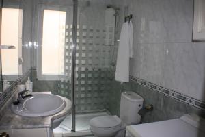ヒホンにあるSagrado Corazonのバスルーム(洗面台、トイレ、シャワー付)