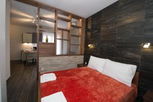 ein Schlafzimmer mit einem Bett mit einer roten Decke in der Unterkunft Apartments Branko Medjugorje in Međugorje
