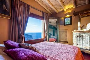 Un dormitorio con una cama y una ventana grande. en Casa Blanca, en Sant Miquel de Balansat