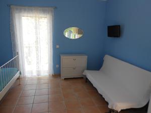 Harmony في كالاميتسي: غرفة زرقاء مع سرير ونافذة
