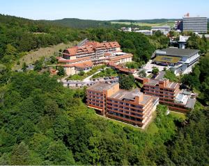 einen Ausblick über einen Campus mit Gebäuden und Bäumen in der Unterkunft Göbels Hotel Rodenberg in Rotenburg an der Fulda