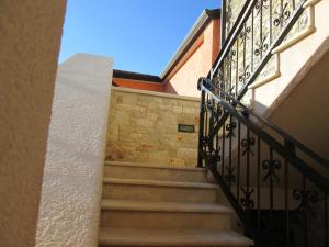 um conjunto de escadas que levam a um edifício em Villa Kortina em Basanija