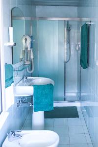 een badkamer met een wastafel en een douche bij Hotel Roma in Marghera