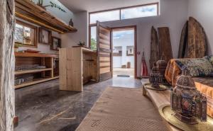 NazaretにあるApartamento Estudio Lyraのリビングルーム(木製家具、大きな窓付)
