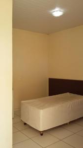 sypialnia z łóżkiem w rogu pokoju w obiekcie Condomínio Center luz w mieście Teresina