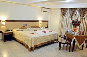 Habitación de hotel con cama y mesa en Praia Sol Hotel, en Santa Terezinha de Itaipu