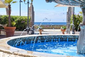 Bazén v ubytování Hotel Costa d'Oro nebo v jeho okolí