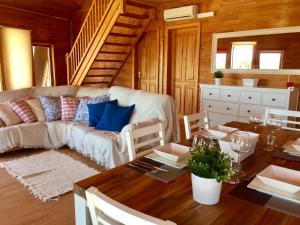 un soggiorno con divano e tavolo di Casita de madera a Benicarló