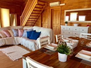 ein Wohnzimmer mit Sofa und Tisch in der Unterkunft Casita de madera in Benicarló