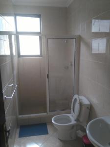Et badeværelse på Pensao Marhaba Residencial