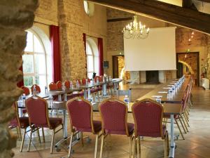 una grande sala conferenze con un lungo tavolo e sedie di Chambres d'hôtes Château de Jonquières a Narbonne