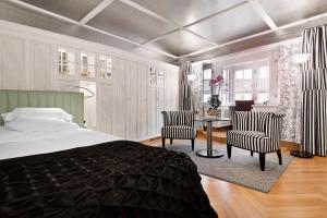 Un pat sau paturi într-o cameră la Widder Hotel - Zurichs Luxury Hideaway
