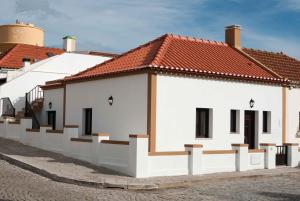 un edificio blanco con techo rojo en WestSide Beach House, en Peniche