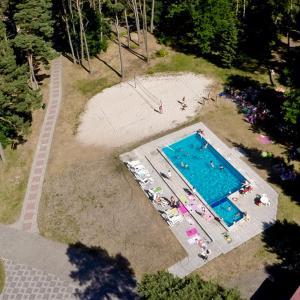 an overhead view of a swimming pool with people in it at Osrodek Rehabilitacyjno-Wypoczynkowy FAMA-STA in Mrzeżyno