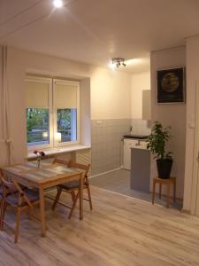 un salon avec une table et une cuisine dans l'établissement Murano Apartaments City Center, à Varsovie