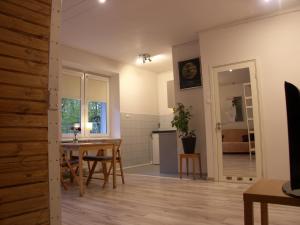 une cuisine et un salon avec une table et une salle à manger dans l'établissement Murano Apartaments City Center, à Varsovie 27 autres photos