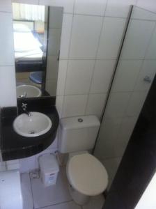 un baño con inodoro y lavabo en Hotel Piramide Pernambués (Adults Only), en Salvador
