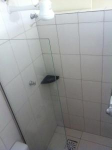 una ducha con puerta de cristal en un baño en Hotel Piramide Pernambués (Adults Only), en Salvador