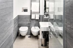 ローマにあるLHP Suite Roma Terminiのバスルーム(トイレ、洗面台、鏡付)