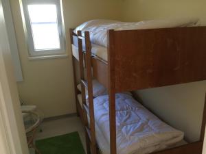 2 Etagenbetten in einem Zimmer mit Fenster in der Unterkunft Bootshaus Mirow in Mirow