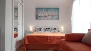 1 dormitorio con 1 cama con colcha de color naranja en Holiday home Istra, en Pavicini