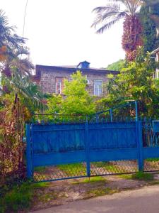 una recinzione blu di fronte a una casa di Holiday home on Bestuzhego Marlinskogo 3 a Gagra